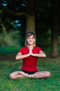 Sevimli genç kız yoga egzersizleri yapıyor