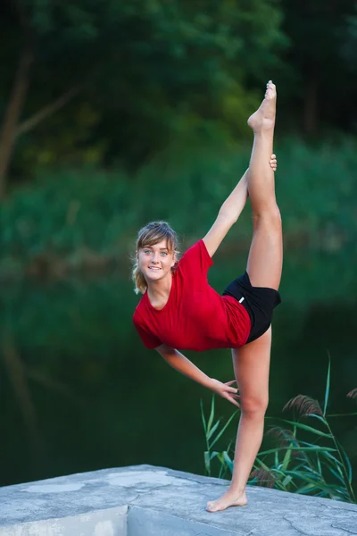 Linda joven haciendo ejercicios de yoga — Foto de Stock