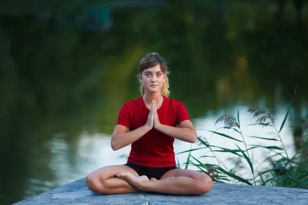 Söt ung flicka gör yogaövningar — Stockfoto