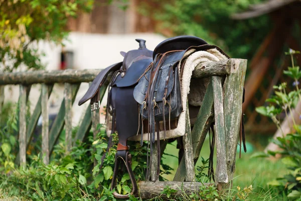 Alter Ziersattel am Holzzaun — Stockfoto