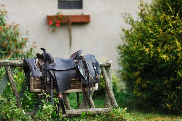 Eski süs eyer ahşap çit