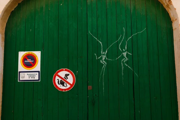 Graffiti on a gate in Santanyi, Mallorca — Stock Photo, Image