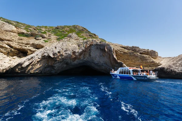 Travel ship in the cave — Stock Photo, Image