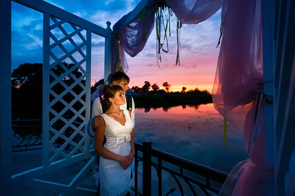 Весільна пара закохалася в час заходу сонця — стокове фото