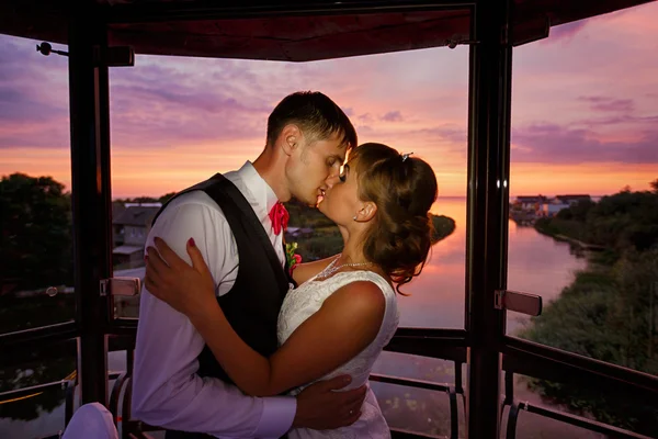 Casamento casal apaixonado ao pôr do sol — Fotografia de Stock