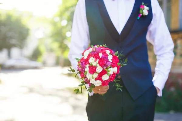 Pria dengan karangan bunga pernikahan — Stok Foto