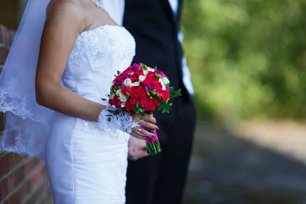 Bouquet de mariée dans les mains de la mariée — Photo