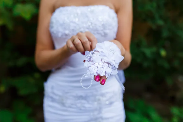 Braut trägt weiße Handschuhe — Stockfoto