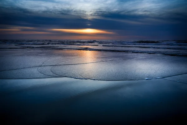 Zonsondergang boven de zee — Stockfoto