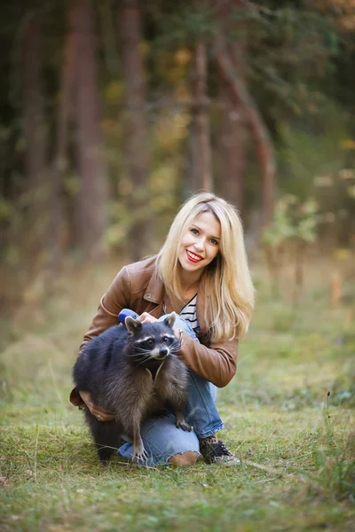 Attraktiv ung kvinna med tvättbjörn — Stockfoto