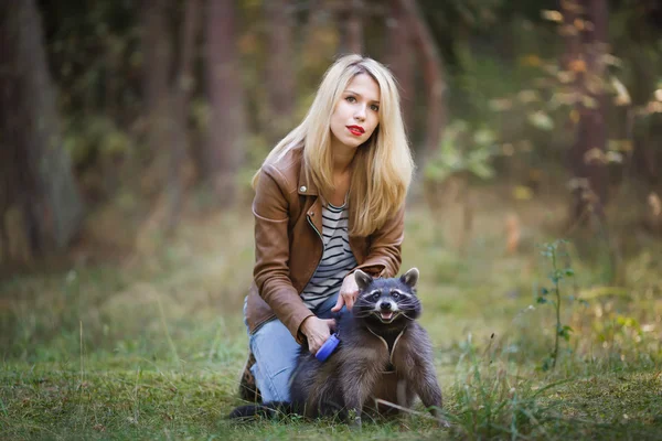 Attrayant jeune femme avec raton laveur — Photo