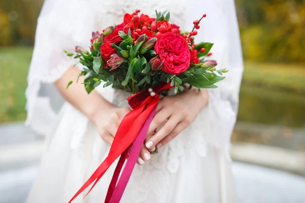 Pengantin wanita dengan karangan bunga — Stok Foto