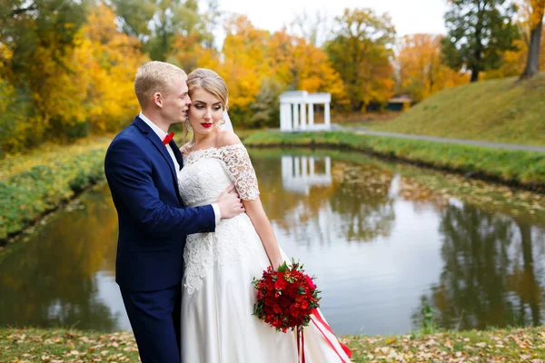 Para ślub jesienią — Zdjęcie stockowe