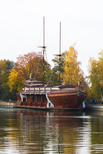 Antiguo barco en Mezhyhirya — Foto de Stock