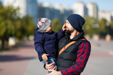 Baba ve oğul sonbaharda yürüyüş