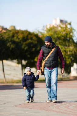 Baba ve oğul sonbaharda yürüyüş