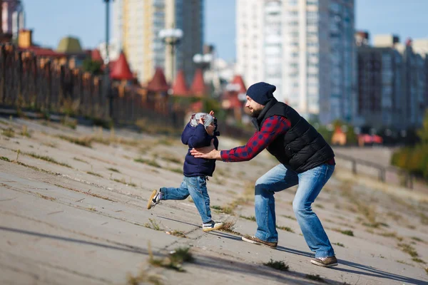 Отец и сын идут осенью — стоковое фото