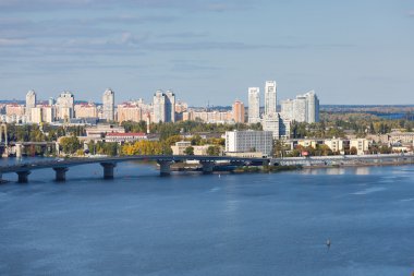 Kiyv Dnipro sol Riverside'da Cityscape