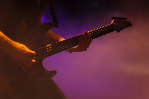 Гитарист на концерте
