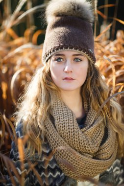 Genç kız bir kamış