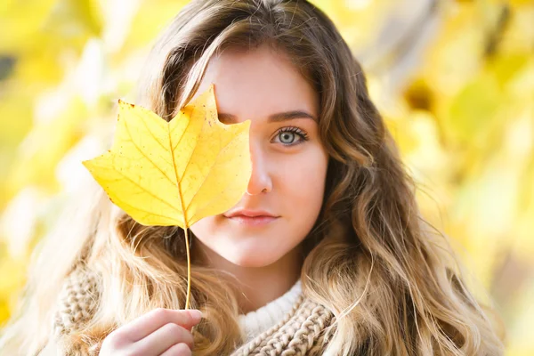 Girl in fall — Stock Photo, Image