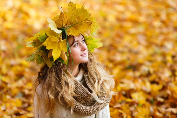 Beautiful girl in fall — Stock Photo, Image