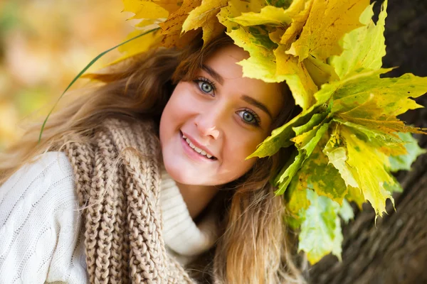 Sonbaharda güzel kız — Stok fotoğraf