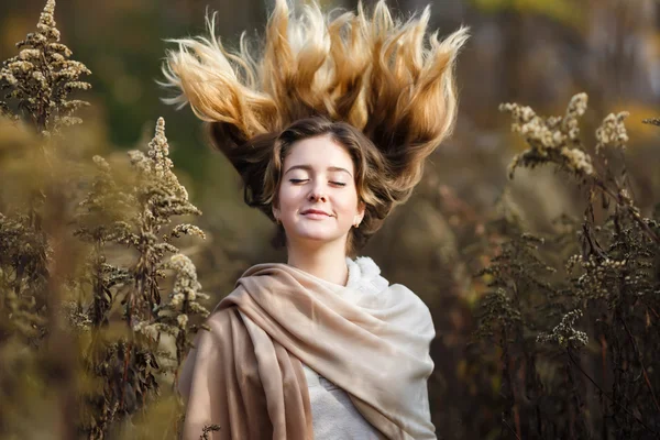 Chica con viento en su pelo —  Fotos de Stock