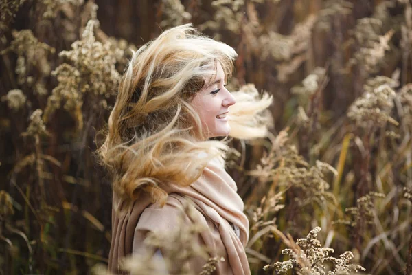 Mädchen mit Wind im Haar — Stockfoto