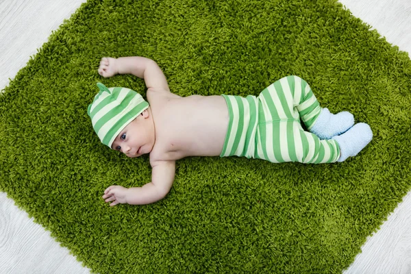 可爱的小宝贝在柔软的地毯上 — 图库照片