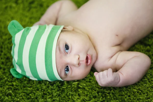 Słodkie dziecko na miękki dywan — Zdjęcie stockowe