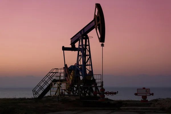 Derricks de petróleo en la puesta del sol — Foto de Stock