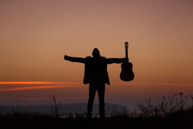 Adam gitar Günbatımı ile