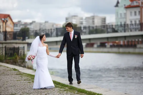 Casamento casal na beira do rio — Fotografia de Stock