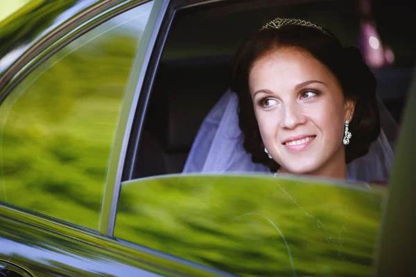 Bride in a car — Stock Photo, Image