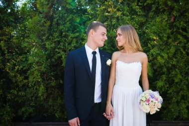 Düğün çifti kucaklayan