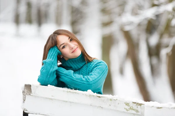 Gelukkig jongedame in winter park — Stockfoto