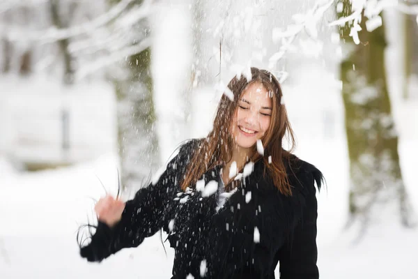 Donna nella neve — Foto Stock