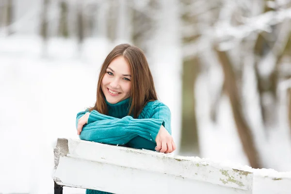 Joven mujer feliz en el parque de invierno — Foto de Stock