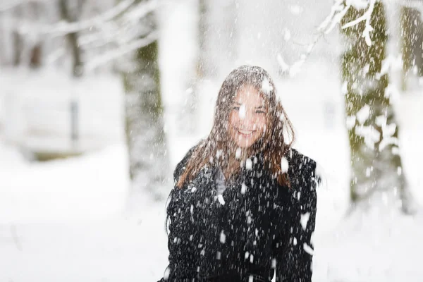 Vrouw in de sneeuw — Stockfoto