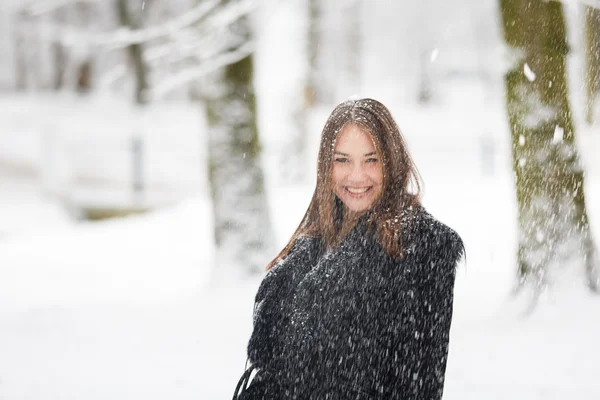 Vrouw in de sneeuw — Stockfoto