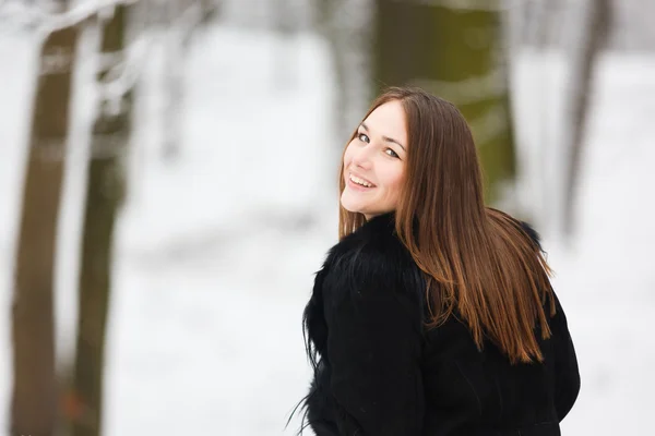 Gelukkig jongedame in winter park — Stockfoto