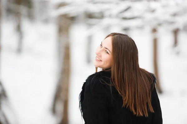 Joven mujer feliz en el parque de invierno — Foto de Stock