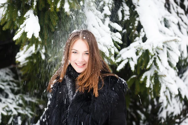 Femme dans la neige — Photo