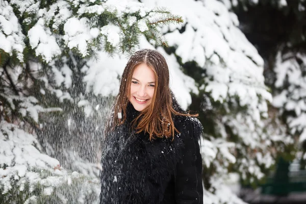 Femme dans la neige — Photo