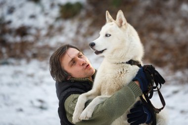 Husky köpek ile kucaklayan adam
