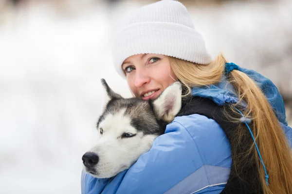 Kvinna med husky hunden — Stockfoto