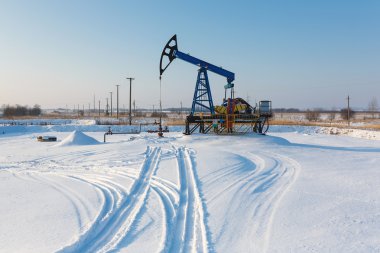 Petrol derricks kışın