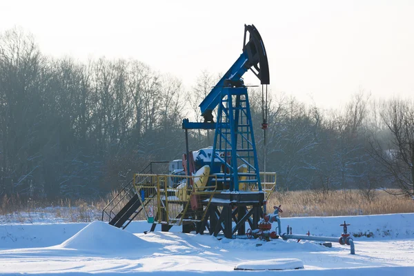 Derricks de petróleo en invierno — Foto de Stock