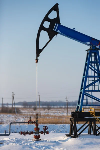 Derricks de petróleo en invierno — Foto de Stock